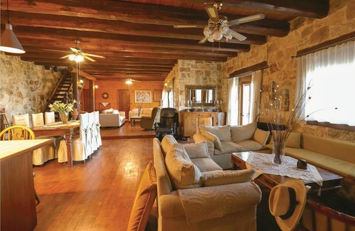 Paralia Porovitsis House | Situated in the northern part of the Peloponnese, this villa welcomes its guests in Akrata, a beauti