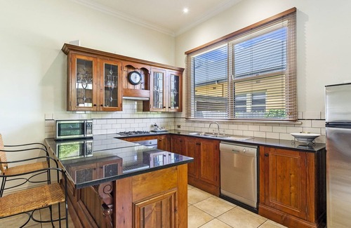 Warrnambool House | Situated in the CBD district with easy access to all Warrnambool has to offer