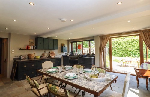 Beckley Cottage | SIX ACRES HOUSE, pet friendly, with open fire in Peasmarsh