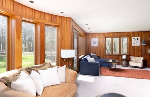 Oostburg House | Six bedroom home minutes to Sheboygan, great for entertaining!