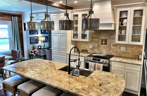 Morganfield House | Six Keys: Full house sleeps 7. Bourbon farmhouse style!