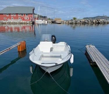 Haram House | Sjønært feriehus, båt tilgjengelig for leie