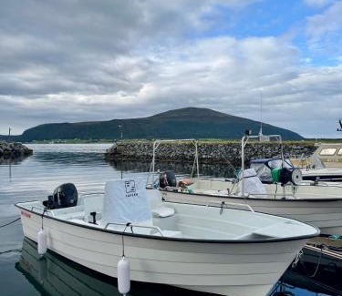 Haram House | Sjønært feriehus, båt tilgjengelig for leie