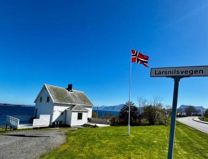 Haram House | Sjønært feriehus, båt tilgjengelig for leie