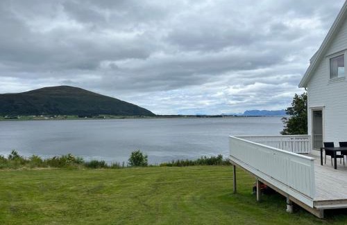 Haram House | Sjønært feriehus, båt tilgjengelig for leie