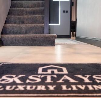 Ogden House | SK Stays Modern Luxury Home With Jacuzzi Bath & Cinema Room