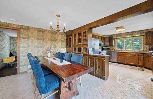 Waterbury House | Ski Chalet - Central to Stowe, Sugarbush & Bolton