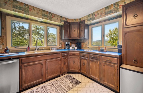 Waterbury House | Ski Chalet - Central to Stowe, Sugarbush & Bolton