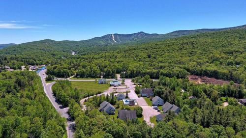Killington House | Ski Condo Close to the Resort, Shuttle Bus Route, Summer Pool, 2 Queen Beds