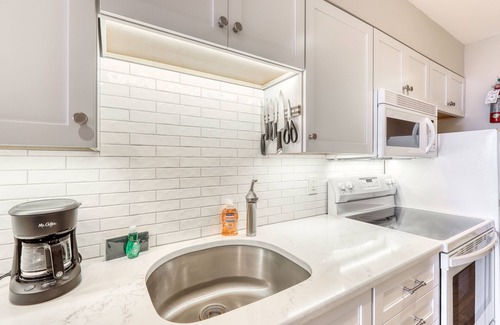 Warren Condo | Ski getaway near the slopes with private balcony & mountain views