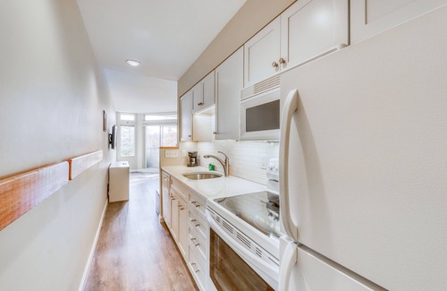 Warren Condo | Ski getaway near the slopes with private balcony & mountain views