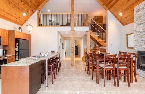 Eagle Lake Cottage | Ski Hill - Hot Tub - Barrel Sauna - BBQ - Private