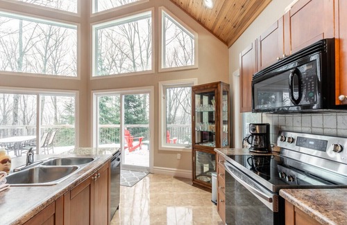 Eagle Lake Cottage | Ski Hill - Hot Tub - Barrel Sauna - BBQ - Private