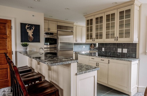 Stratton Mountain House | Ski I/O Hot tub Fireplace Garage 4Bed/3.5Bath Patio/Grill Village Square
