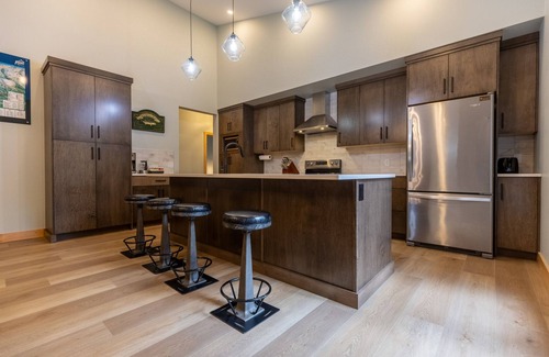 East Kootenay Ski Chalet | Ski In Mountain Retreat with Hot Tub