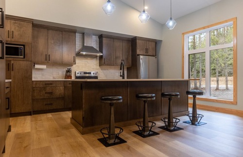 East Kootenay Ski Chalet | Ski In Mountain Retreat with Hot Tub