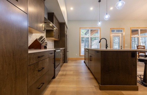 East Kootenay Ski Chalet | Ski In Mountain Retreat with Hot Tub