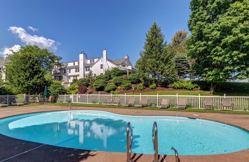 Stowe Area Condo | Ski-In/Out 2-Story Condo w/Shared Heated Outdoor Pool, Fast WiFi, Fireplace, A/C