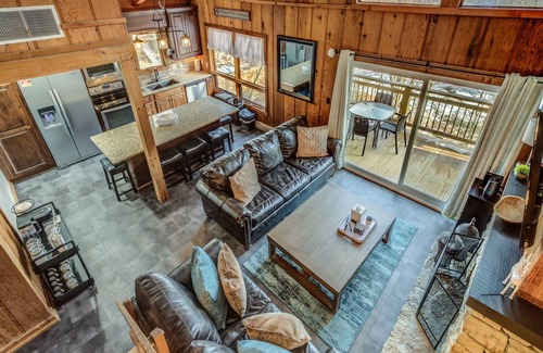 Sugar Mountain Condo | Ski in/out, AC, Gas Fireplace, Wifi, Coffee Bar, 1 Dog ok!