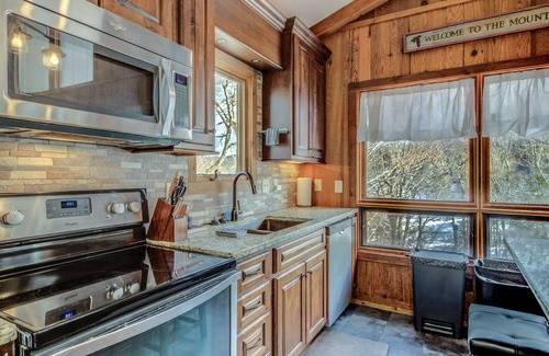 Sugar Mountain Condo | Ski in/out, AC, Gas Fireplace, Wifi, Coffee Bar, 1 Dog ok!