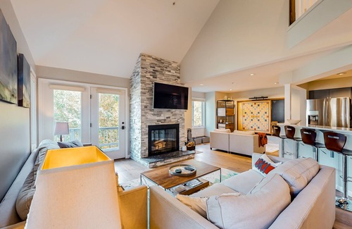 Sunday River Area Condo | Ski-in/out, dog-friendly townhome with mountain views, hot tub & pool