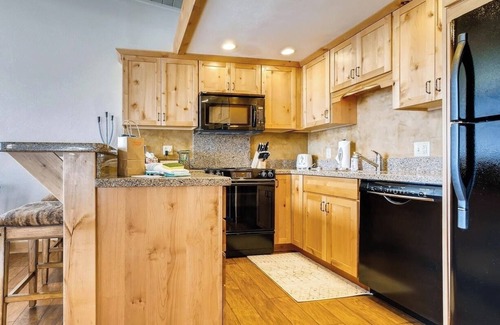 Steamboat Springs Condo | Ski-In/Out Mountain Condo w/Pool & Spa #1007