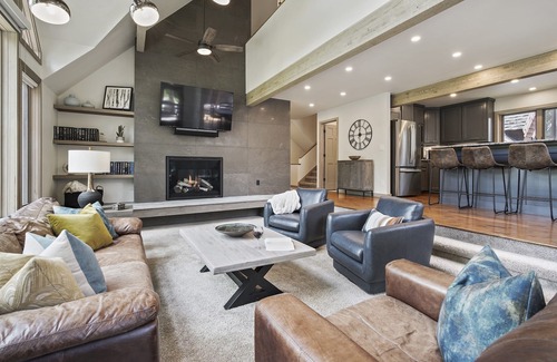 Warrior's Mark West House | ⭐️ Ski-in/Out via BurroTrl HotTub Views Pets FREE Town/Ski Shuttle FreeSkiPass