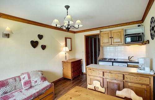 Les Bruyeres Apartment | Ski-In/Ski-Out 2-Room Apartment for 5, South-Facing with Mountain View at Les Menuires