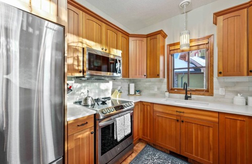Sun Peaks House | Ski-in/ski-out, 4 bed 3.5 bath & Hot-tub just 5 min walk from the Village!