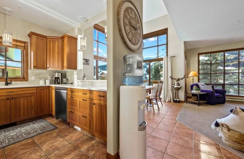 Sun Peaks House | Ski-in/ski-out, 4 bed 3.5 bath & Hot-tub just 5 min walk from the Village!
