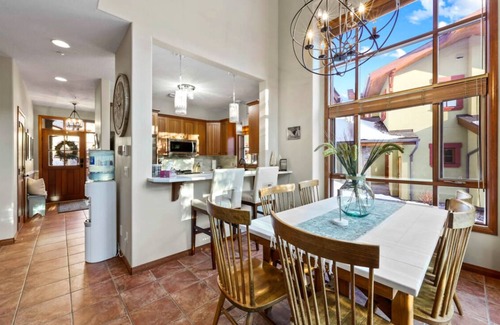 Sun Peaks House | Ski-in/ski-out, 4 bed 3.5 bath & Hot-tub just 5 min walk from the Village!