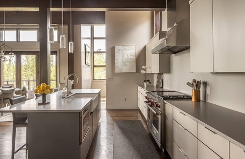 Spanish Peaks Cabin | Ski-in/Ski-out Cabin with private Hot Tub, Heated Garage, and a Fireplace on the Deck!