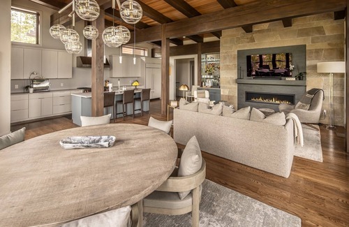 Spanish Peaks Cabin | Ski-in/Ski-out Cabin with private Hot Tub, Heated Garage, and a Fireplace on the Deck!