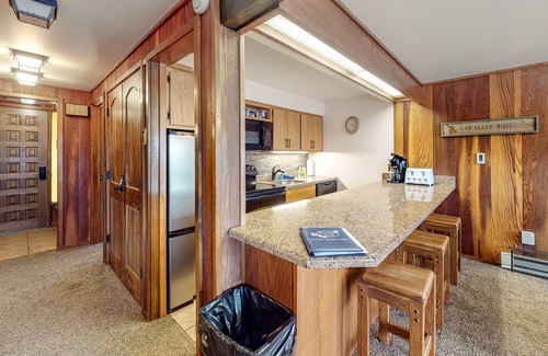 Purgatory Condo | Ski-in/ski-out condo with mountain-view balcony & shared pool - walk to lake