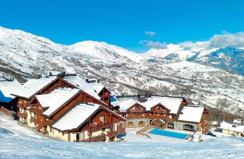 Le Corbier Apartment | Ski-in/ski-out & foot of the slopes, fitness, swimming pool, sauna, parking, tv, 20-25m², Le Corbier