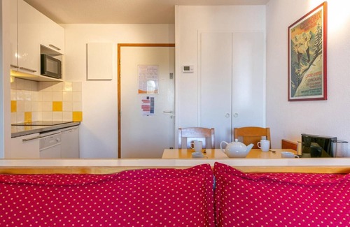 Bellentre Apartment | Ski-in/ski-out & foot of the slopes, 4th floor, view mountain, balcony, tv, 25m²