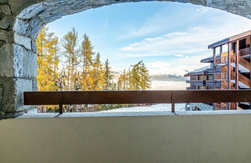 Bellentre Apartment | Ski-in/ski-out & foot of the slopes, 4th floor, view mountain, balcony, tv, 25m²