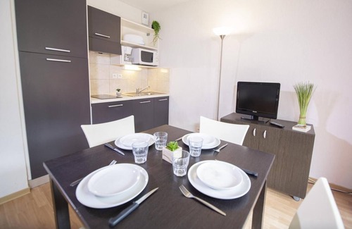 Les Orres Apartment | Ski-in/ski-out & foot of the slopes, swimming pool, balcony, 25m², Les Orres