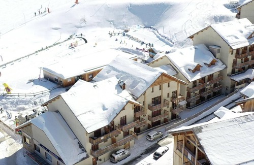 Les Orres Apartment | Ski-in/ski-out & foot of the slopes, swimming pool, balcony, 25m², Les Orres