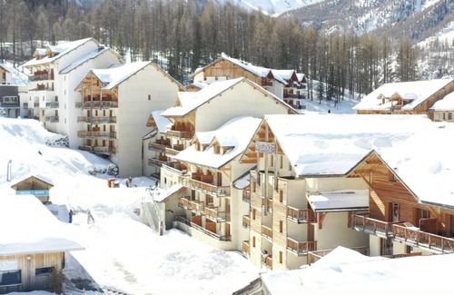 Les Orres Apartment | Ski-in/ski-out & foot of the slopes, swimming pool, balcony, 25m², Les Orres