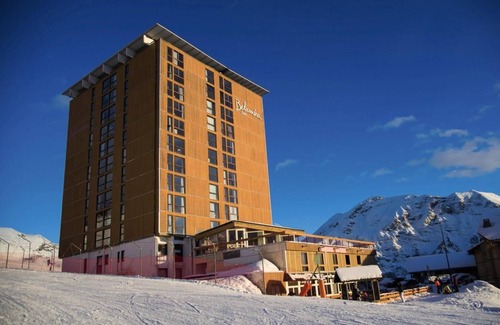 Orcieres-Merlette Hotel | Ski-in/ski-out & foot of the slopes, view mountain/resort, tv, ski locker, 16m²