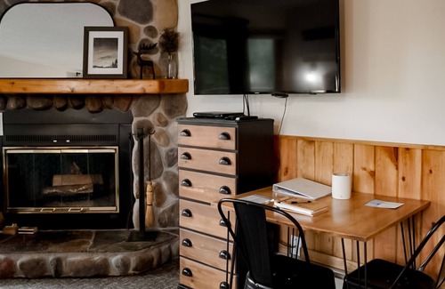 Lutsen Condo | Ski-In/Ski-Out Lutsen Mnt Condo w/Whirlpool, Fireplace, Resort Pool, & Hot Tub