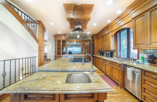 Mammoth Lakes House | Ski-In Ski-Out Luxurious Mountain Estate 298