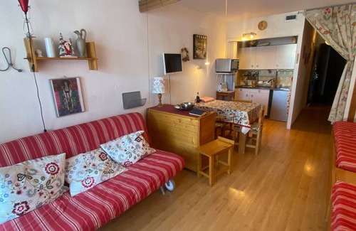 Montgenevre Apartment | Ski-in/ski-out studio for 6 with balcony, equipped kitchen