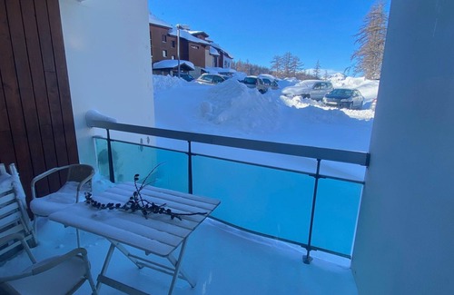 Montgenevre Apartment | Ski-in/ski-out studio for 6 with balcony, equipped kitchen