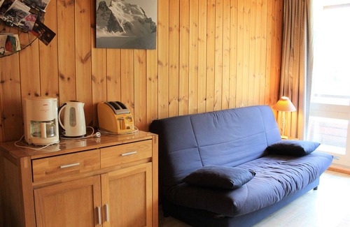 Les Claux Apartment | Ski-In/Ski-Out Studio in Vars Les Claux – Sleeps 5, Balcony, Prime Location