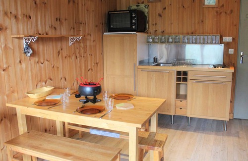 Les Claux Apartment | Ski-In/Ski-Out Studio in Vars Les Claux – Sleeps 5, Balcony, Prime Location