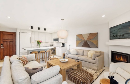 Snowmass Village Condo | Ski-In/Ski-Out Retreat – Private Entry, Mountain Views, Hot Tub, Cozy Fireplace & Sleeping Den!
