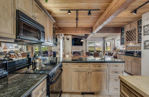 Snowmass Village Condo | 🏔️Ski-In, Ski-Out Condo~Hot Tub~Interlude 209🏔️