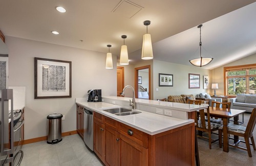 Snowmass Village Condo | Ski-In/Ski-Out 2BR Top floor In Capitol Peak Lodge